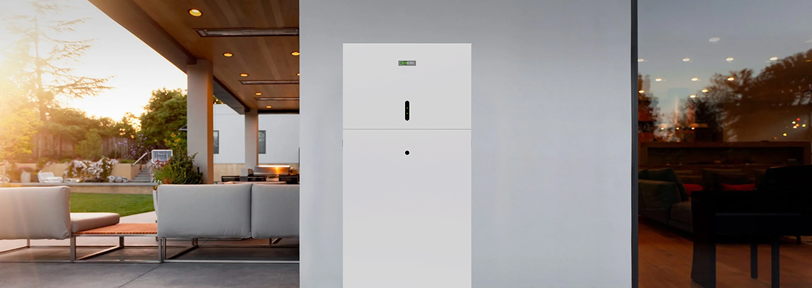 Imagen de la batería All in One en el exterior de una casa unifamiliar